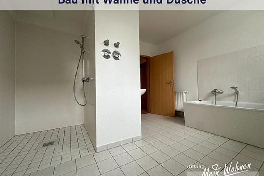 Bad mit Wanne und Dusche